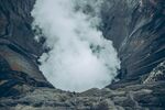 火山口烟雾缭绕景象