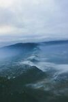 云雾缭绕的山峦美景