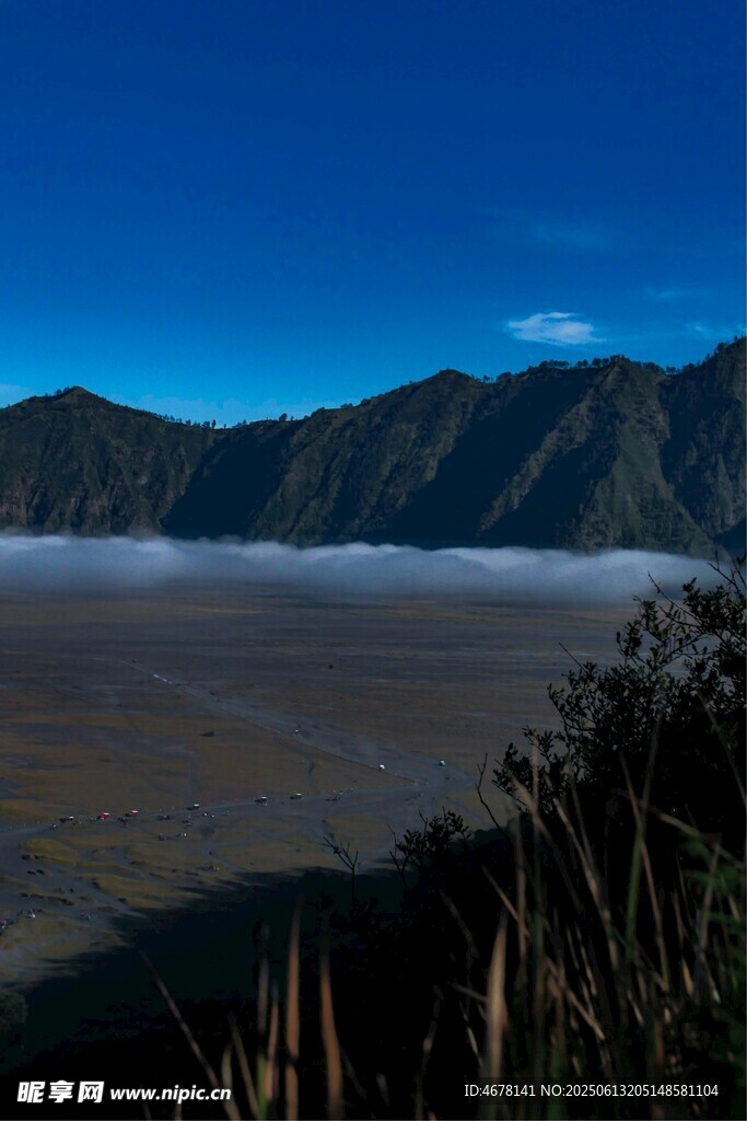 山间晨雾缭绕的壮美景色