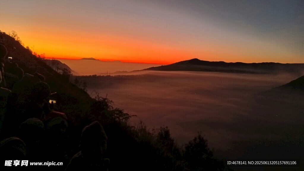 日出时分的壮丽山海景观