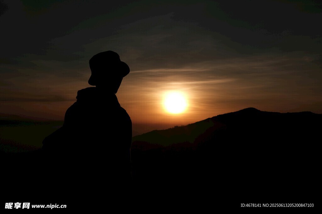 夕阳下的孤独身影