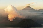 日出下的火山壮丽景观