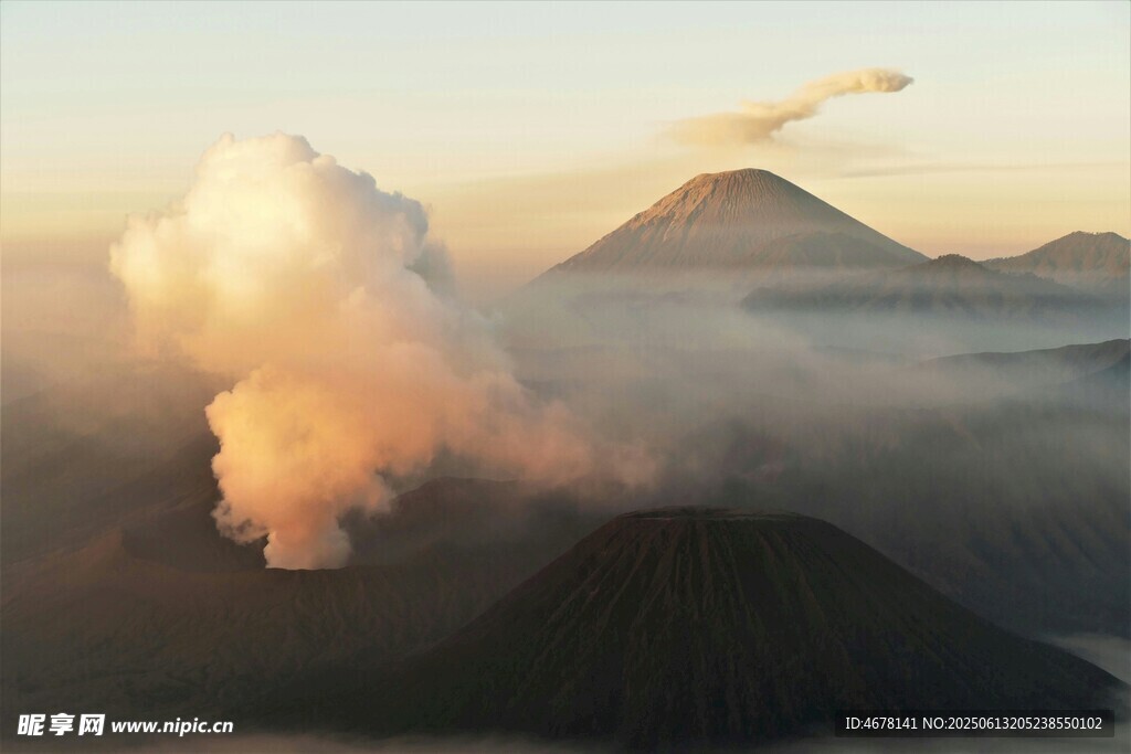 日出下的火山壮丽景观