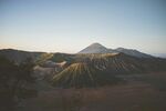 壮丽山景 日出下的山峦风光