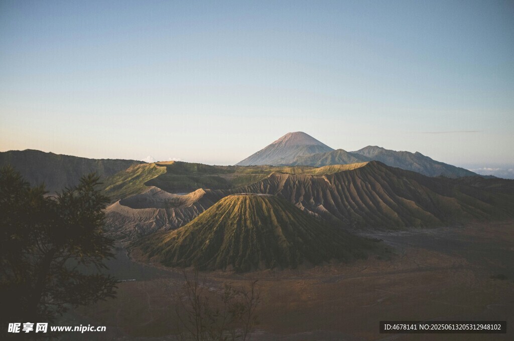 壮丽山景 日出下的山峦风光