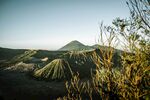壮丽山峦与繁茂植被景观