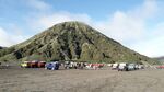 火山下的露营场景