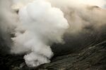 火山口浓烟升腾
