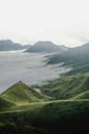 山间云海环绕的翠绿景致