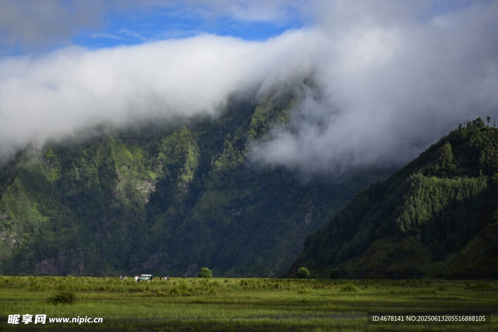 云雾缭绕的壮美山峦景色