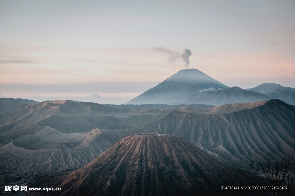壮丽火山景观 山峦起伏