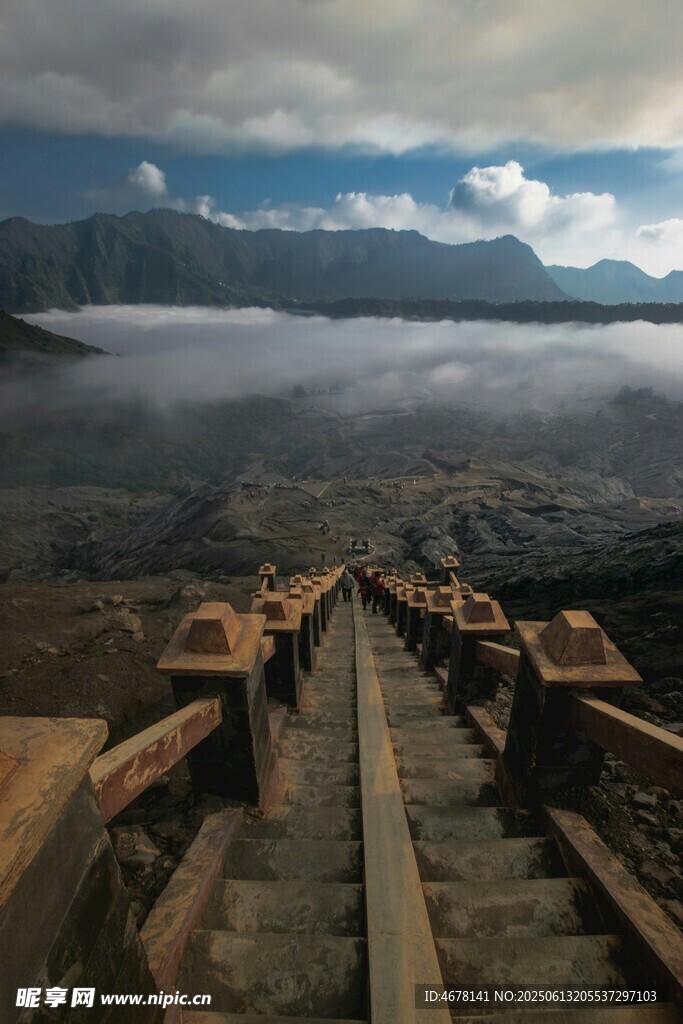 山间栈道 云雾缭绕之景