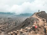火山徒步小径上的旅行者