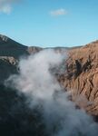 山间云雾缭绕的壮丽景观