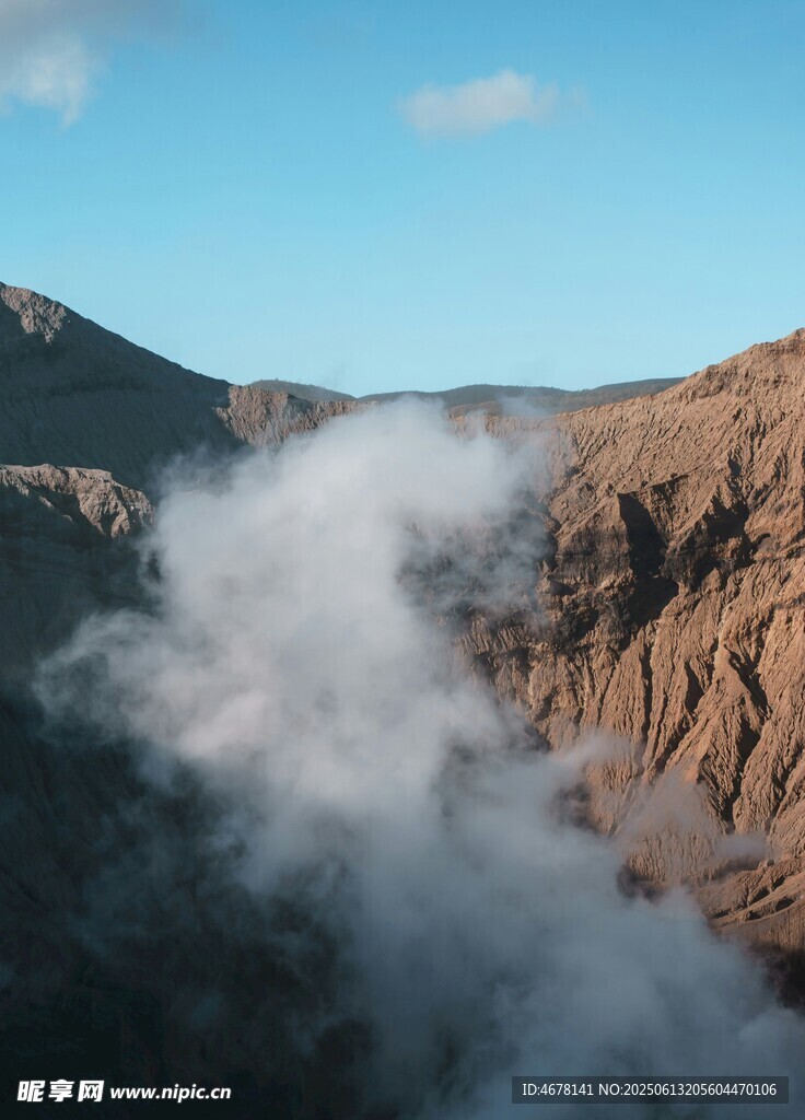 山间云雾缭绕的壮丽景观