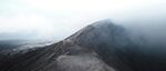 云雾缭绕的巍峨山峰