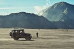 沙漠越野与远方巍峨山峦