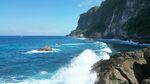 海岸边海浪拍打嶙峋礁石