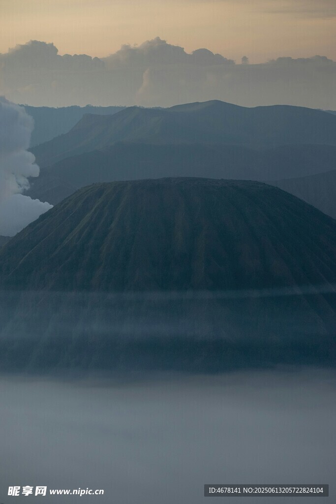 壮丽火山景观 云雾缭绕