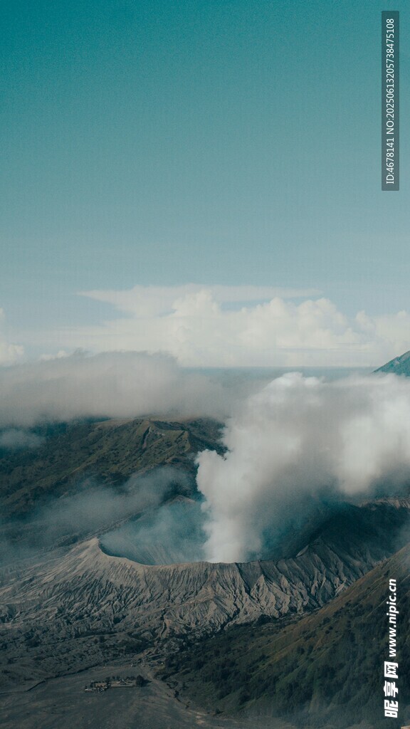 壮丽云海中的山峦景观