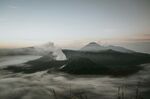 云雾缭绕中的壮丽火山景观