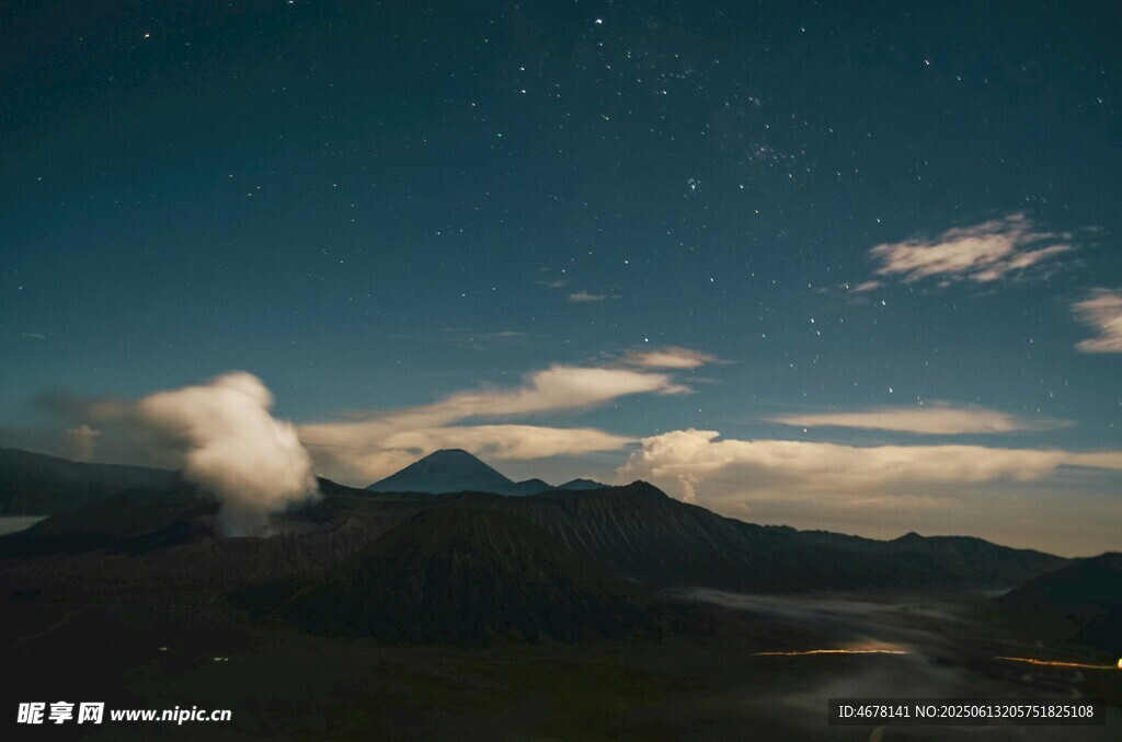 夜空下的山峦与云朵