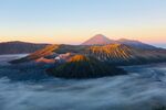 日出云海中的壮丽火山