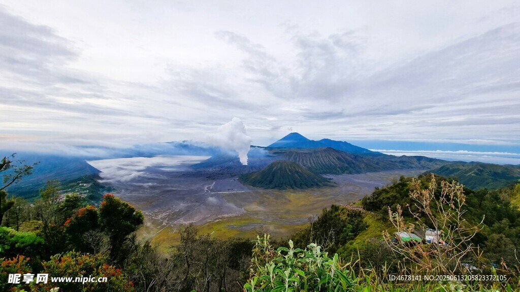 壮丽火山景观全景图