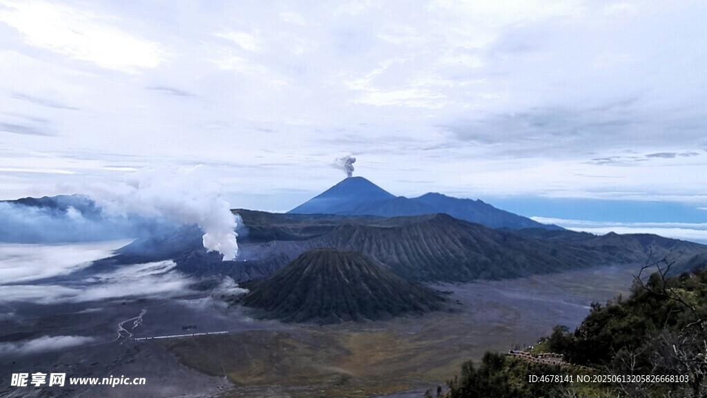 壮丽火山景观 云雾缭绕