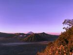 日出时的壮丽火山景观