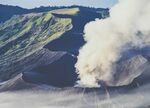 火山壮丽景观 烟雾升腾