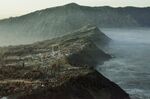海岸边的山峦与朦胧雾气