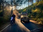 公路上摩托车与卡车同行