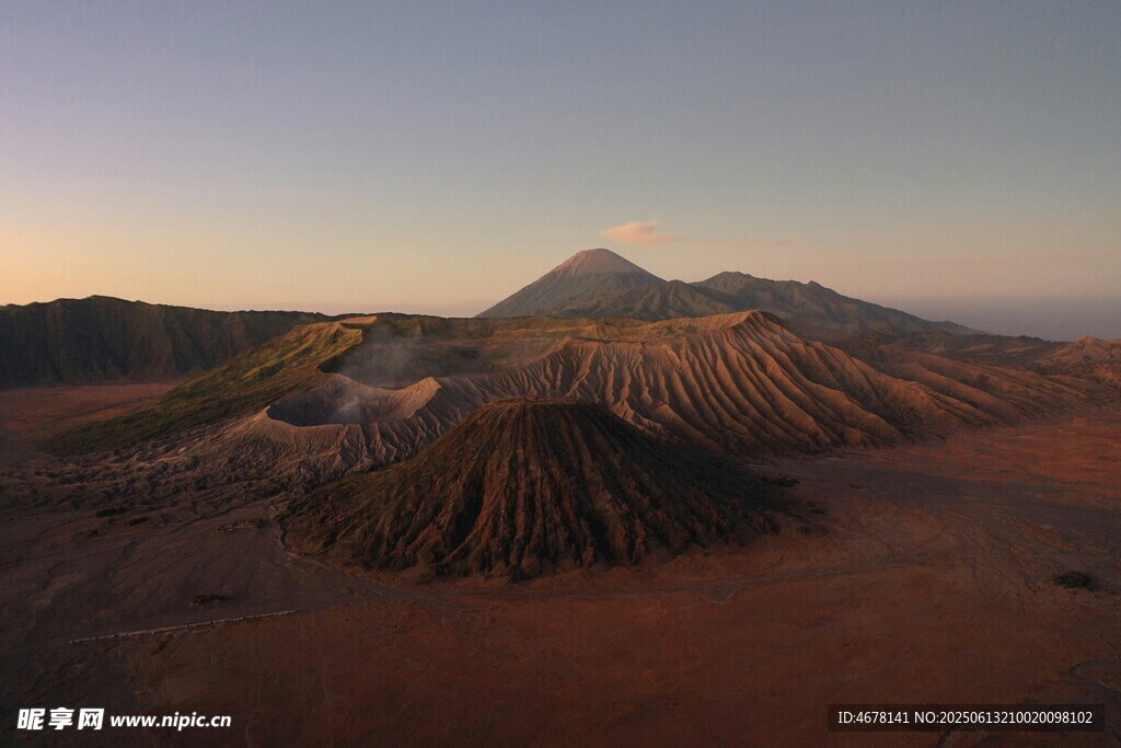 日出下的壮丽火山景观