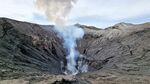 火山口烟雾缭绕景象