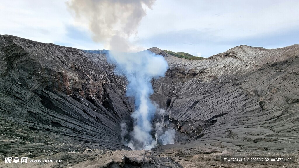 火山口烟雾缭绕景象