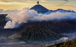 壮丽火山景观 云雾缭绕