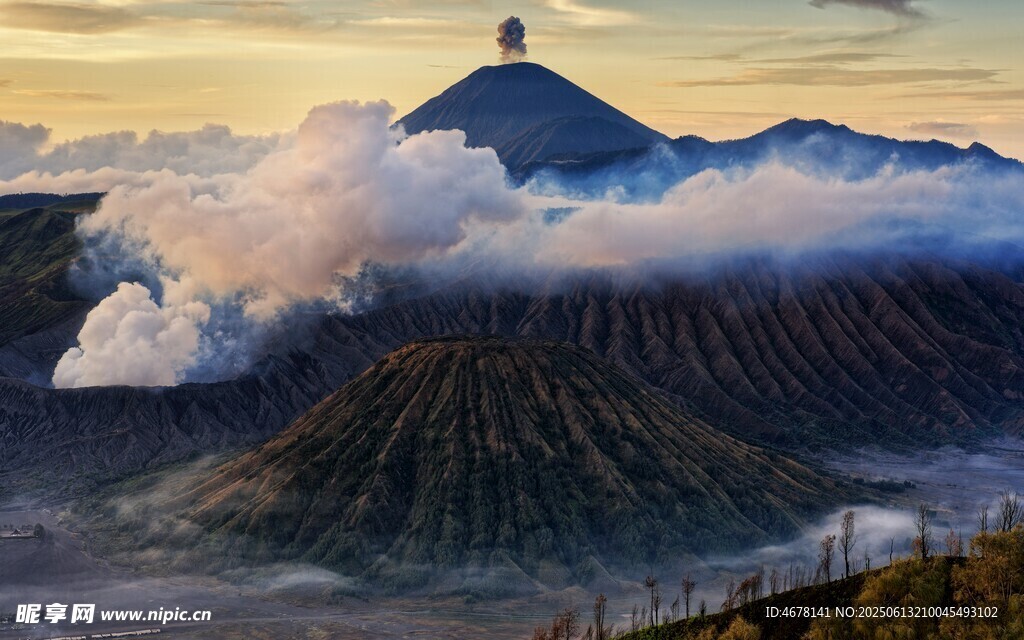 壮丽火山景观 云雾缭绕