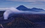 壮丽火山景观 云雾缭绕