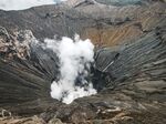 火山口壮观喷发景象