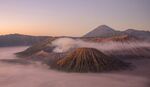 日出下的壮丽火山景观