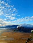 壮丽火山景观 蓝天白云相伴