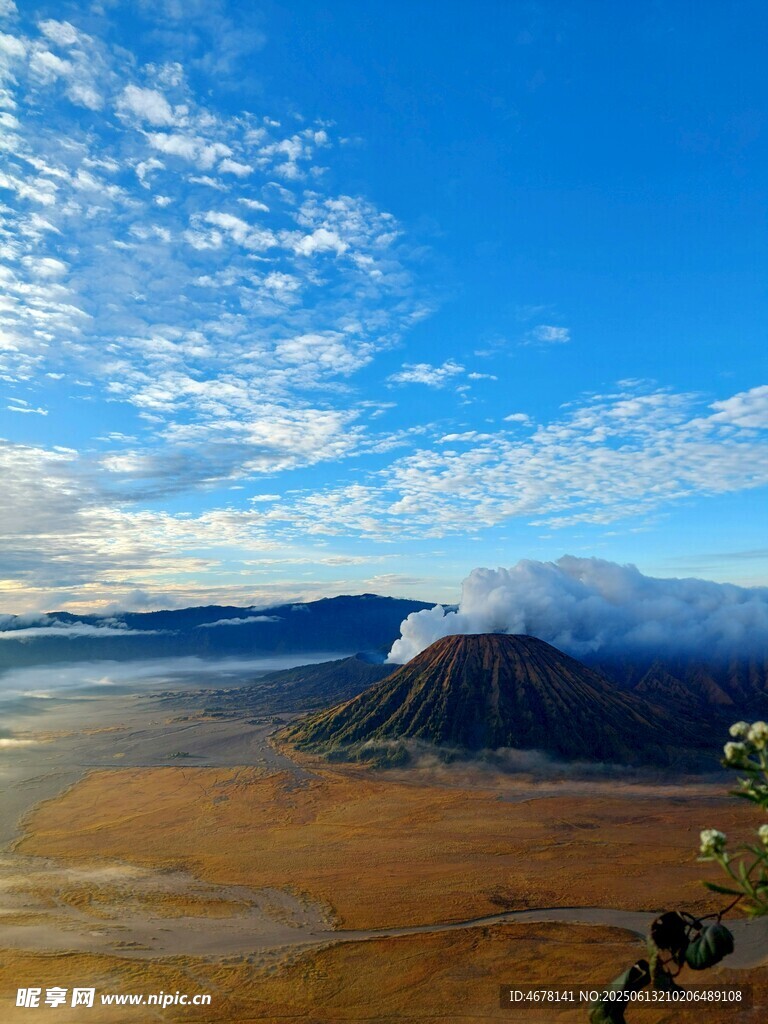 壮丽火山景观 蓝天白云相伴