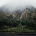 云雾缭绕的山峦景色