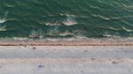 俯瞰海岸边的海浪与沙滩