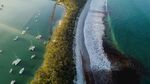 海岸风光 蜿蜒道路与停泊船只