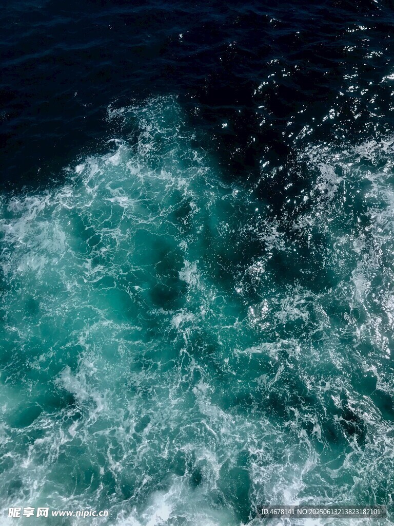 海上翻涌的蓝绿色浪花