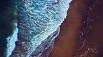 海浪拍岸的美丽沙滩景色