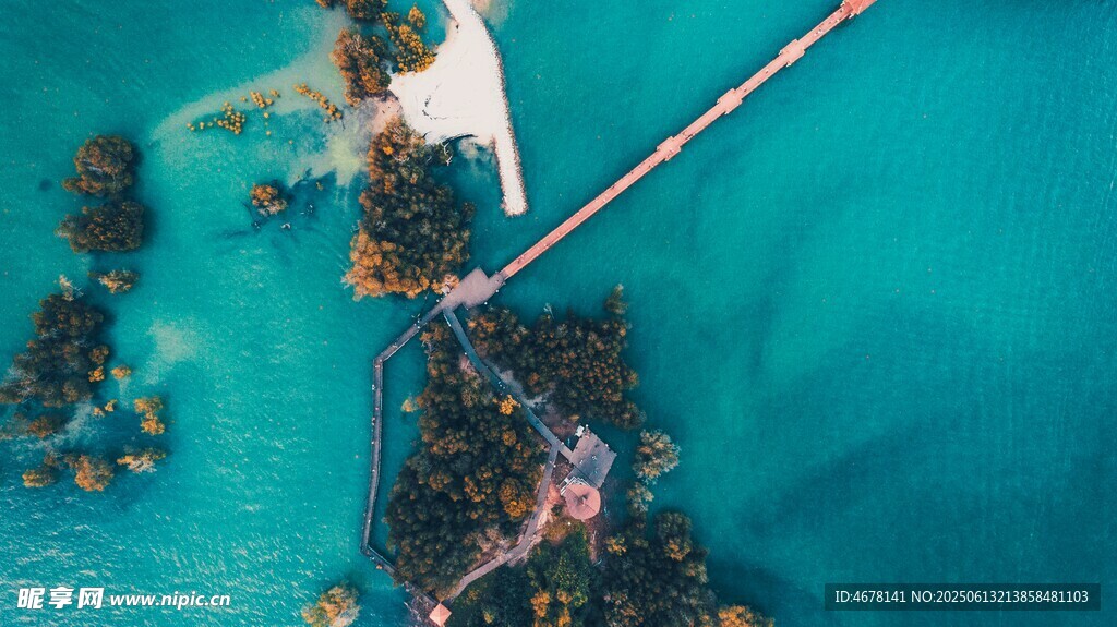 美丽海岛栈桥与碧蓝海水