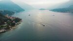 山水间的宁静江面风光